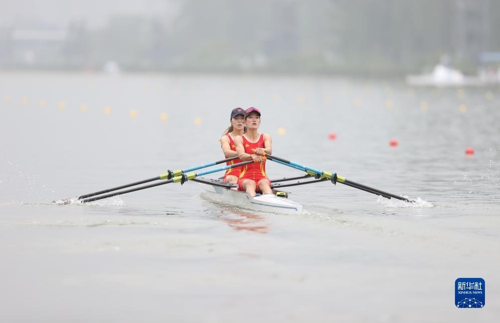 9月24日，鄒佳琪（左）/邱秀萍在決賽中。新華社記者 賈浩成 攝