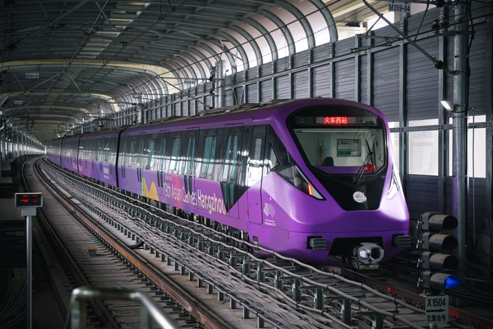 從杭州火車西站出發(fā)，地鐵19號線貫穿杭州火車東站、杭州蕭山機(jī)場，“亞運(yùn)號”地鐵專列運(yùn)行在這條線路上。