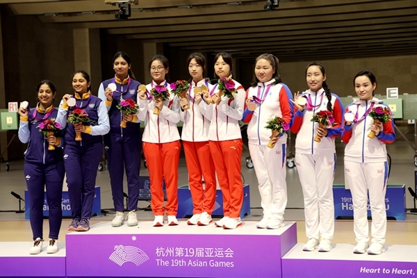 9月24日，杭州亞運(yùn)會(huì)射擊女子10米氣步槍團(tuán)體賽頒獎(jiǎng)儀式。人民網(wǎng)記者 胡雪蓉?cái)z