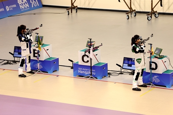 黃雨婷(左)、韓佳予在女子10米氣步槍個(gè)人賽比賽中。人民網(wǎng)記者 胡雪蓉?cái)z