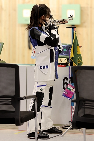 9月24日，黃雨婷在女子10米氣步槍團(tuán)體賽比賽中。人民網(wǎng)記者 胡雪蓉?cái)z