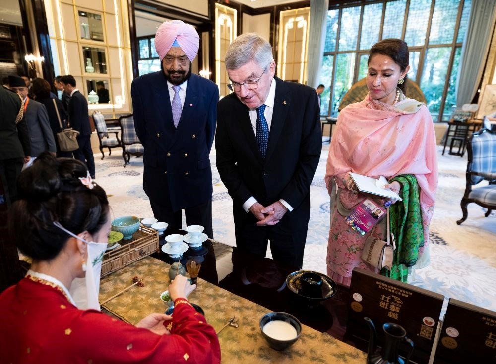 △歡迎宴會(huì)前，亞奧理事會(huì)代理主席辛格和夫人維尼塔、國際奧委會(huì)主席巴赫欣賞非遺展示。