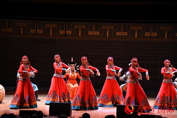 內(nèi)蒙古藝術(shù)劇院表演的《草原頌》劇照。人民網(wǎng)記者 殷淼攝