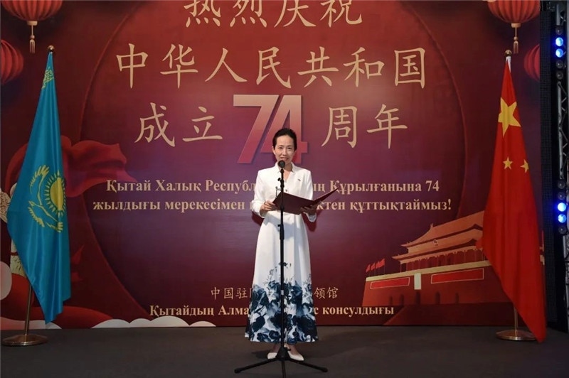 圖為蔣薇總領事致辭。駐阿拉木圖總領館供圖