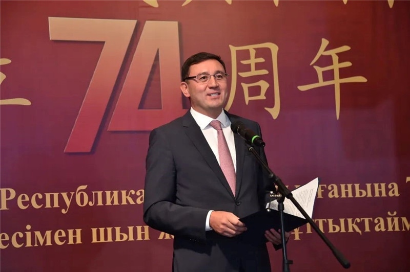 圖為哈外交部駐阿市代表布列格諾夫致辭。駐阿拉木圖總領館供圖