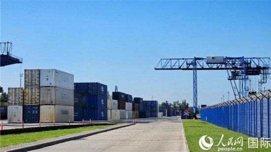  布列斯特北站，堆滿了來自中國的貨物。人民網(wǎng)記者 王震攝