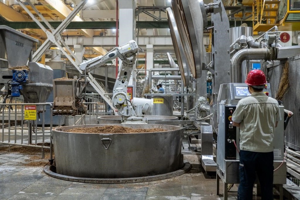 907車間里，機(jī)械臂正在撒料裝甑。嚴(yán)磊攝