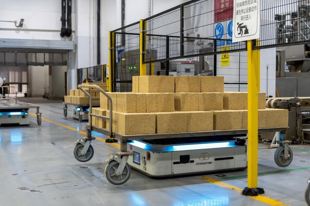 在701制曲車間，運(yùn)輸機(jī)器人等智能化設(shè)備已實(shí)現(xiàn)規(guī)?；瘧?yīng)用。王哲攝