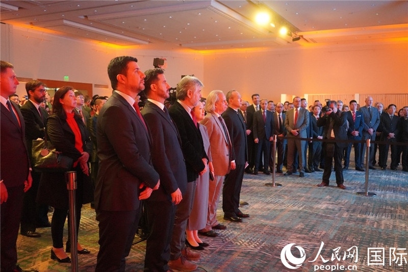 圖為招待會(huì)現(xiàn)場(chǎng)演奏兩國(guó)國(guó)歌。人民網(wǎng)記者 許放攝