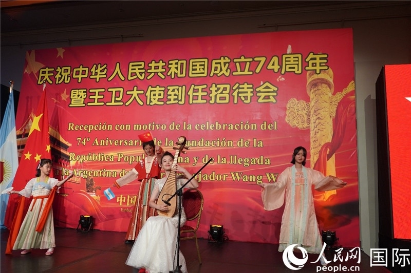 圖為招待會(huì)現(xiàn)場(chǎng)中國(guó)傳統(tǒng)樂(lè)器演奏和舞蹈展示。人民網(wǎng)記者 許放攝