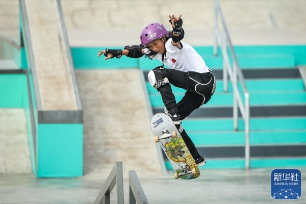9月27日，中國選手崔宸曦在比賽中。當(dāng)日，在錢塘輪滑中心舉行的杭州亞運(yùn)會女子街式?jīng)Q賽中，中國選手崔宸曦以242.62分的成績奪得冠軍，曾文蕙獲得亞軍，日本選手伊藤美優(yōu)獲得季軍。新華社記者 潘昱龍攝