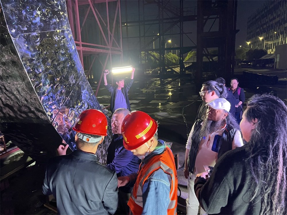 林崗（右二）和團(tuán)隊(duì)查看主火炬制作進(jìn)度。受訪者供圖