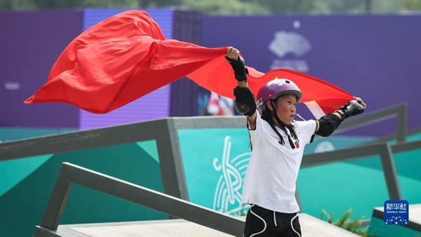 9月27日，崔宸曦在賽后慶祝奪冠。當(dāng)日，在錢塘輪滑中心舉行的杭州亞運(yùn)會(huì)女子街式?jīng)Q賽中，中國(guó)選手崔宸曦以242.62分的成績(jī)奪得冠軍，曾文蕙獲得亞軍，日本選手伊藤美優(yōu)獲得季軍。新華社記者 潘昱龍攝