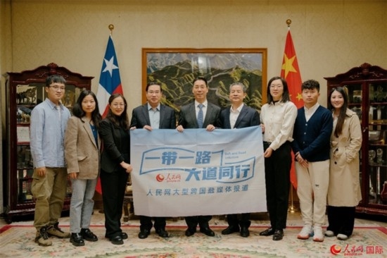 牛清報大使（中）與人民網(wǎng)、人民日報社記者合影。 人民網(wǎng)記者 張若涵攝