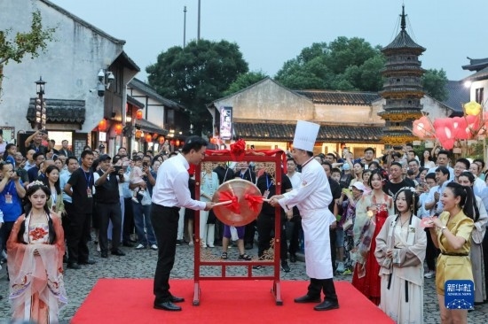 9月27日拍攝的2023年南翔國潮大會暨第十七屆上海南翔小籠文化展開幕儀式現(xiàn)場。