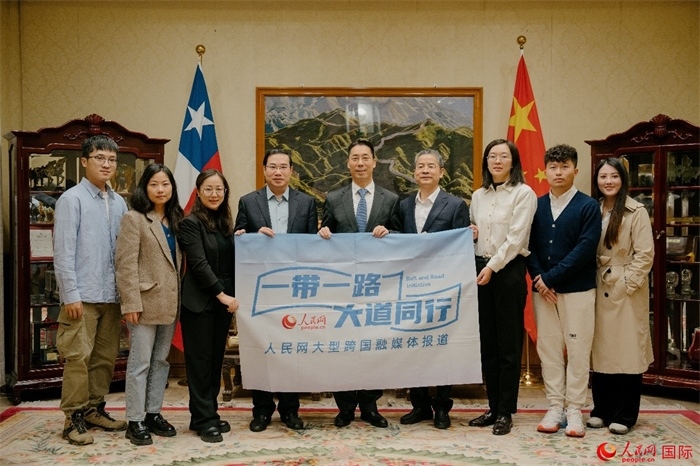 牛清報(bào)大使（中）與人民網(wǎng)、人民日?qǐng)?bào)社記者合影。 人民網(wǎng)記者 張若涵攝