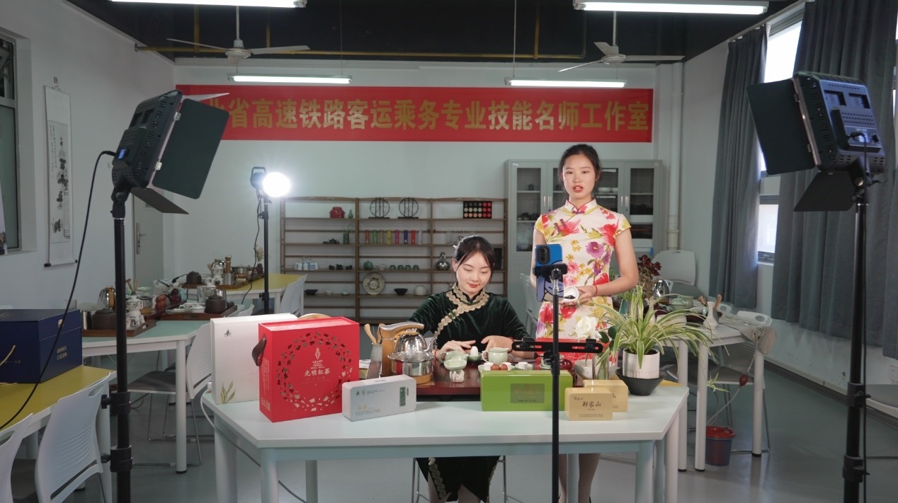 學(xué)生們正在直播。受訪單位供圖