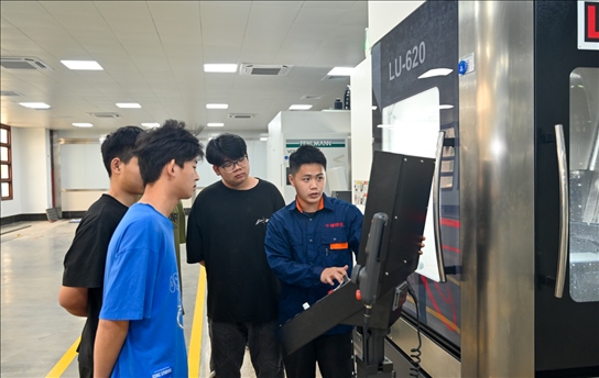 學(xué)生們正在實(shí)操學(xué)習(xí)。受訪單位供圖