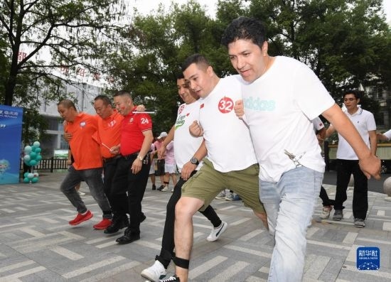 9月28日，在柯橋柯亭社區(qū)，各民族居民參加趣味運(yùn)動會。