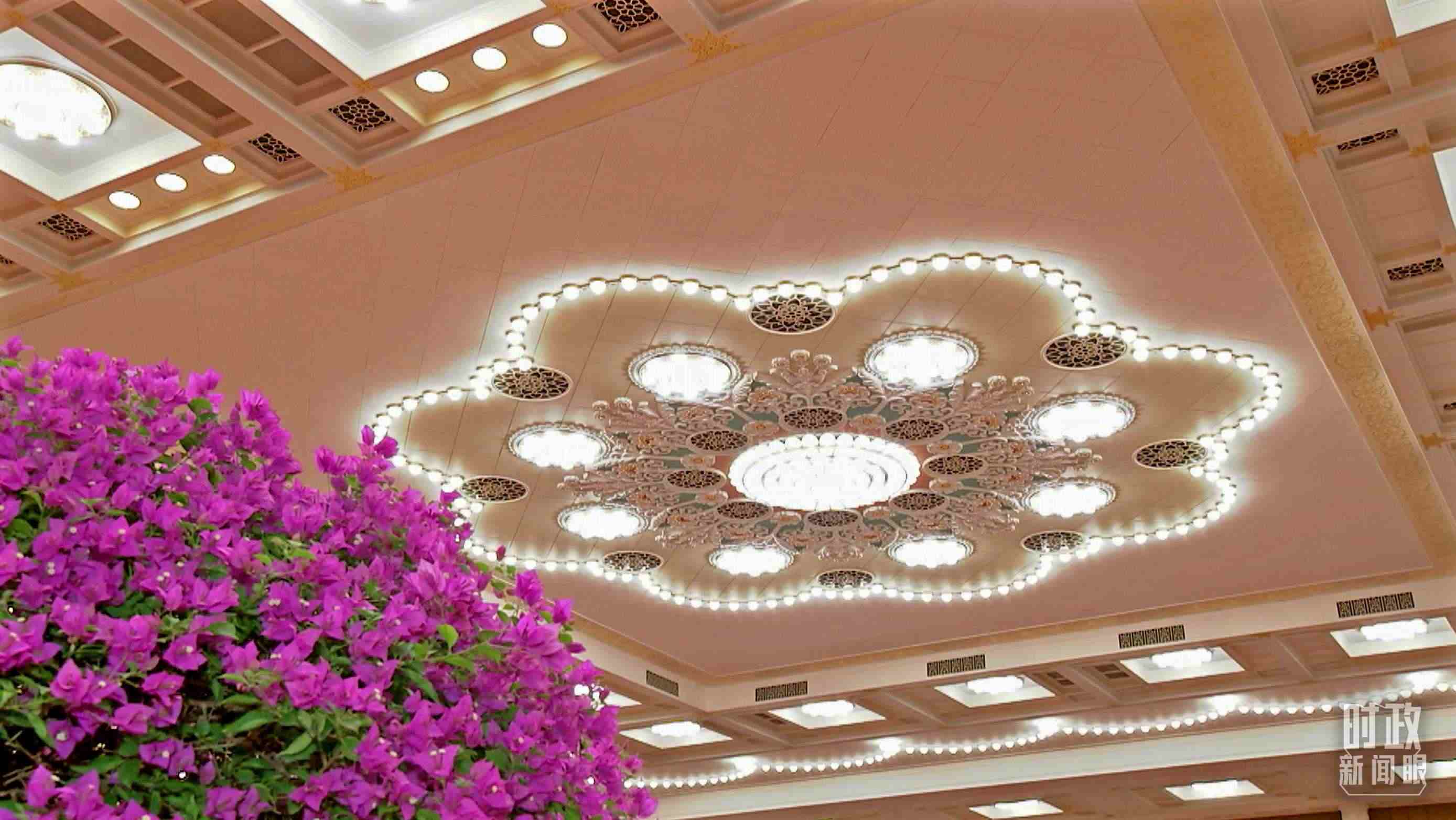 △人民大會堂宴會廳，華燈璀璨、鮮花綻放。