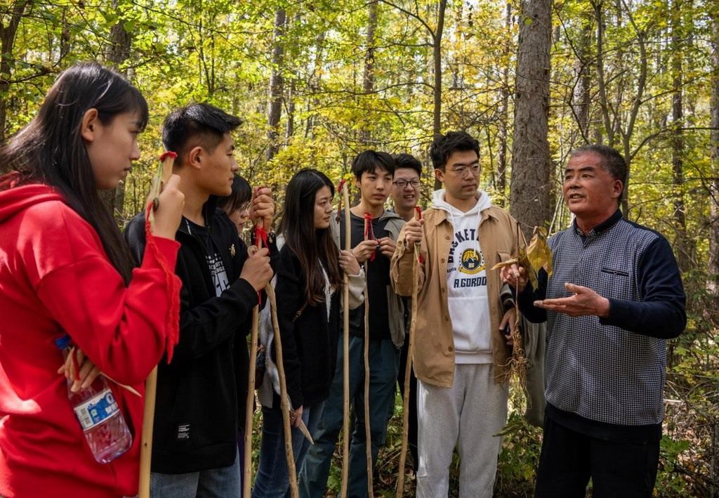 魏本勝為清華大學(xué)同學(xué)介紹長(zhǎng)白山人參文化。嚴(yán)磊攝