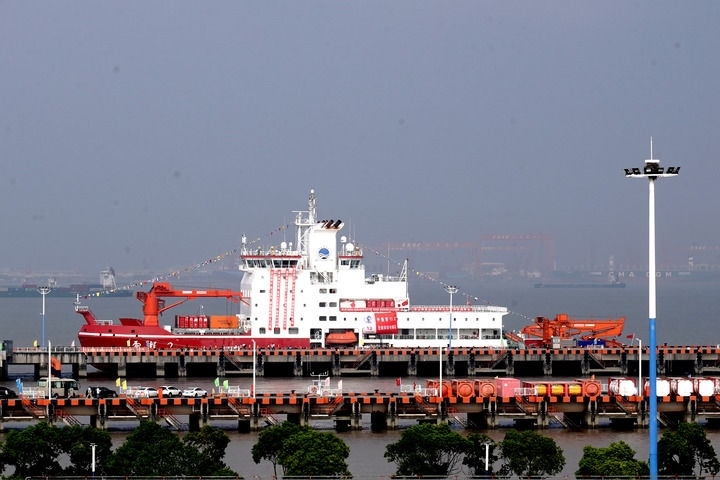 9月27日，“雪龍2”號極地科考破冰船停泊在中國極地考察國內(nèi)基地碼頭。當日，由自然資源部組織的中國第13次北冰洋科學考察隊乘“雪龍2”號極地科考破冰船返回上海，標志著中國第13次北冰洋科學考察任務(wù)圓滿完成。新華社記者 張建松 攝