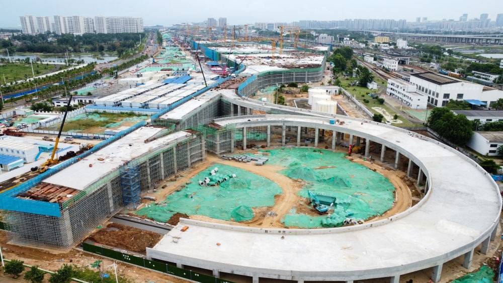 9月9日拍攝的海口新海港和南港“二線口岸”（貨運）集中查驗場所建設(shè)項目（無人機照片）。該項目是海南自貿(mào)港封關(guān)運作重點項目。新華社記者 楊冠宇 攝