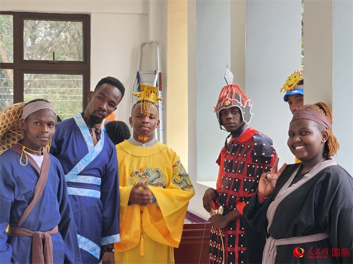 28日，肯尼亞內(nèi)羅畢大學(xué)孔子學(xué)院舉行“詩劇頌中秋，中肯共月明”中秋慶典，情景劇《嫦娥奔月》部分演員合影。人民網(wǎng)記者 黃煒鑫攝