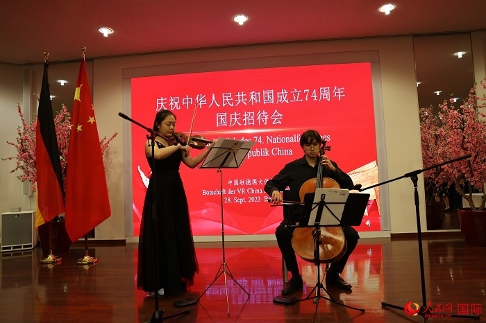 青年音樂家為來賓們現(xiàn)場演奏《我和我的祖國》。人民網(wǎng)記者 劉仲華攝