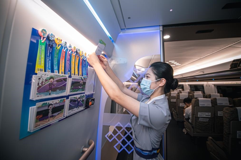 2023年9月16日，復(fù)興號亞運(yùn)智能動(dòng)車組列車正式載客運(yùn)營。新華社記者 江漢 攝