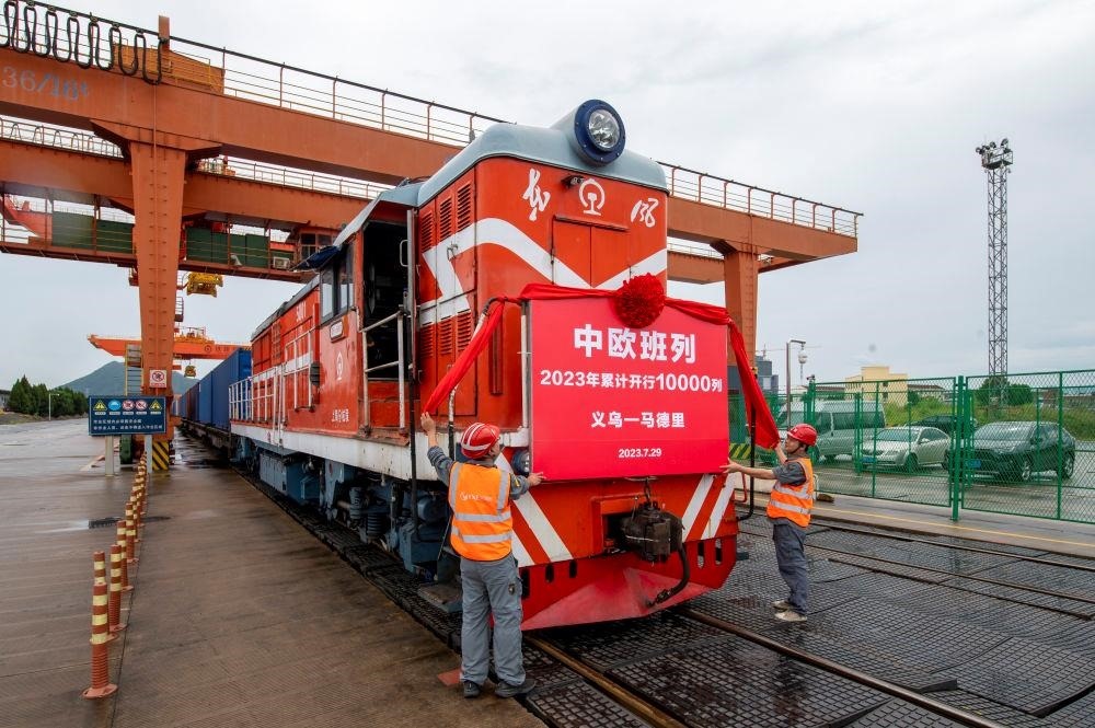 △2023年7月29日，滿載110個(gè)標(biāo)箱出口貨物的X8020次中歐班列從浙江義烏西站準(zhǔn)備啟程。