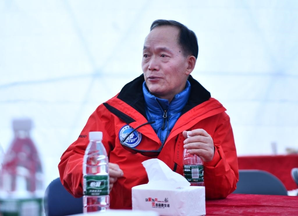中國(guó)科學(xué)院院士、第二次青藏科考隊(duì)隊(duì)長(zhǎng)姚檀棟在卓奧友峰登山大本營(yíng)（9月29日攝）。新華社記者晉美多吉 攝