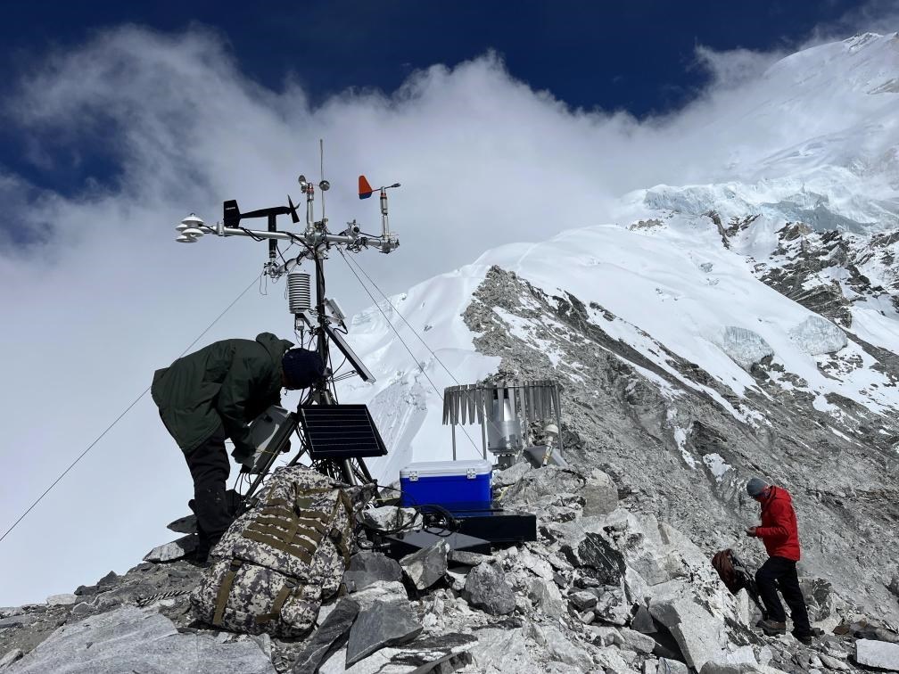 科考隊(duì)員在海拔6450米架設(shè)自動(dòng)氣象站（9月25日攝）。（圖片由第二次青藏科考隊(duì)科考隊(duì)員提供）