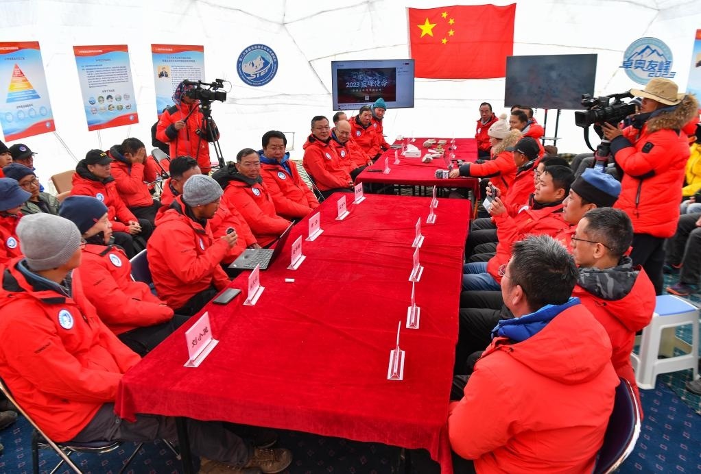 海拔4950米的卓奧友峰科考大本營(yíng)，科考隊(duì)員趙華標(biāo)（手拿麥克風(fēng)看電腦者）在宣讀剛剛接收到的頂峰氣象觀測(cè)數(shù)據(jù)，這標(biāo)志著峰頂自動(dòng)氣象站架設(shè)成功，成功傳回觀測(cè)數(shù)據(jù)（10月1日攝）。新華社記者晉美多吉 攝