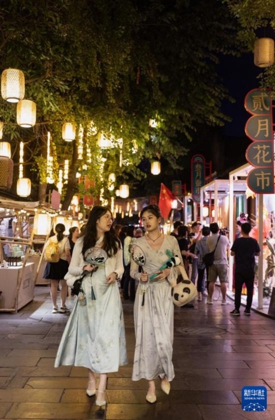 在成都寬窄巷子，兩位來自安徽的游客在新“十二月市”街區(qū)游覽（9月29日攝）。