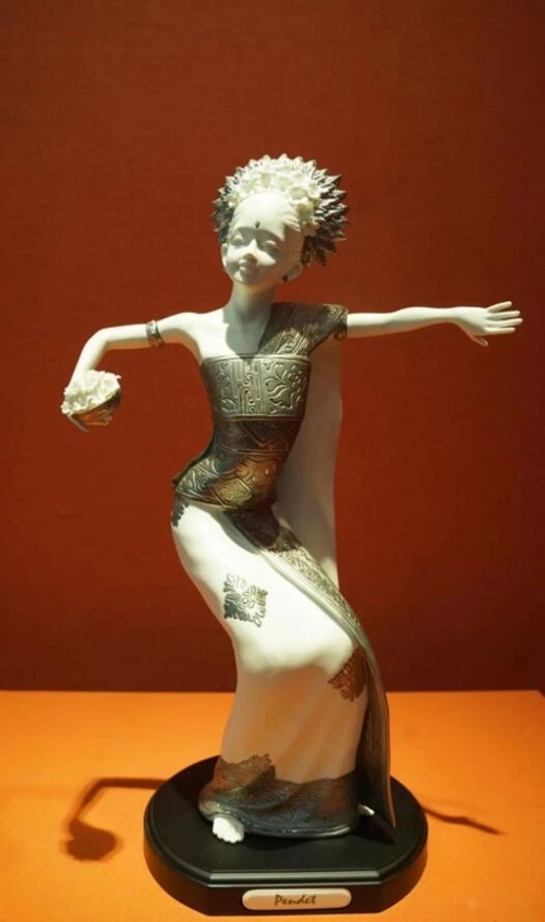 2013年10月，時(shí)任印度尼西亞總統(tǒng)蘇西洛贈(zèng)送習(xí)近平主席的鑲錫瓷塑舞者。