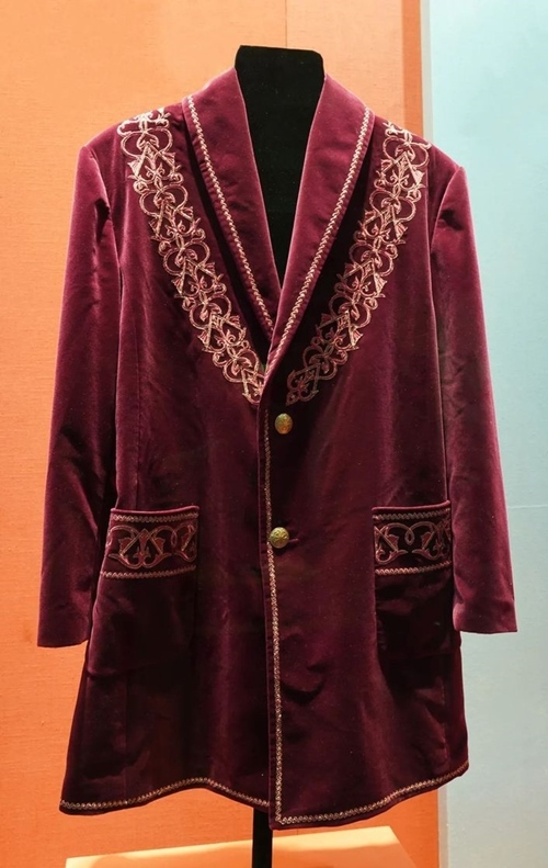 2013年9月，時(shí)任哈薩克斯坦總統(tǒng)納扎爾巴耶夫贈(zèng)送習(xí)近平主席的哈薩克斯坦民族服裝。