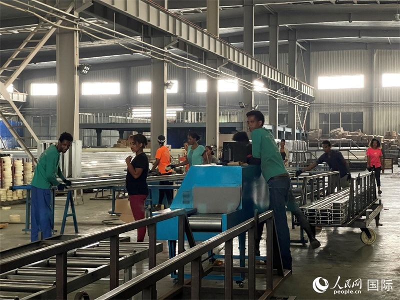 東方工業(yè)園華嘉鋁業(yè)生產(chǎn)車(chē)間。人民網(wǎng)記者 趙艷紅攝