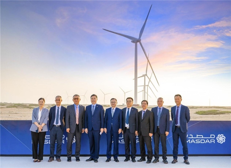 中方建設(shè)者在風(fēng)電場(chǎng)合影。中國電建供圖