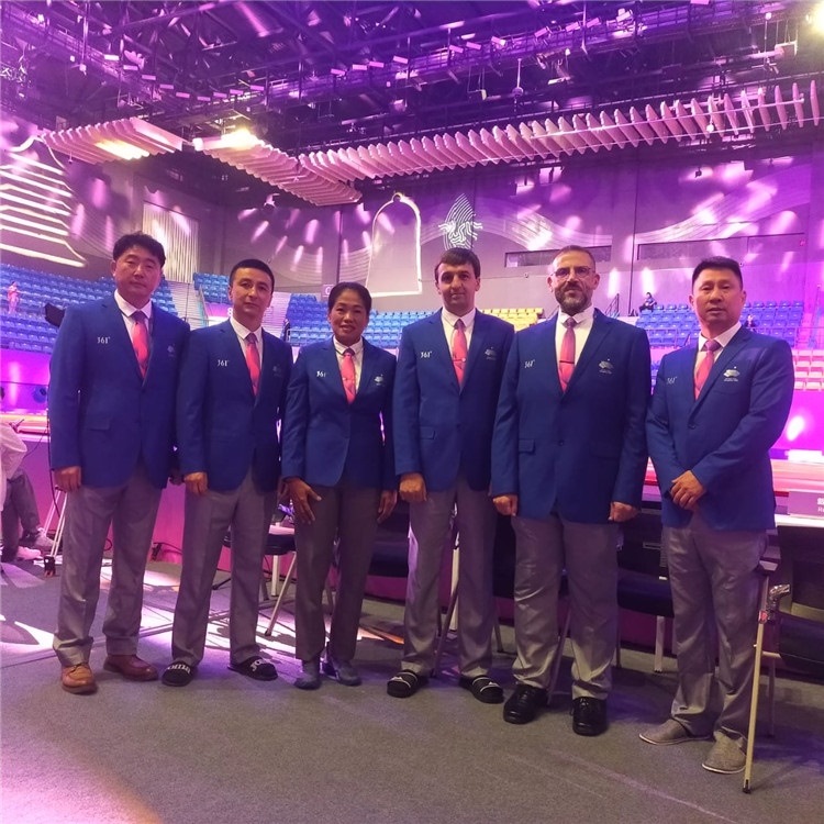 詹多斯·基亞諾夫與各國(guó)裁判員合影（左二）。 受訪者供圖