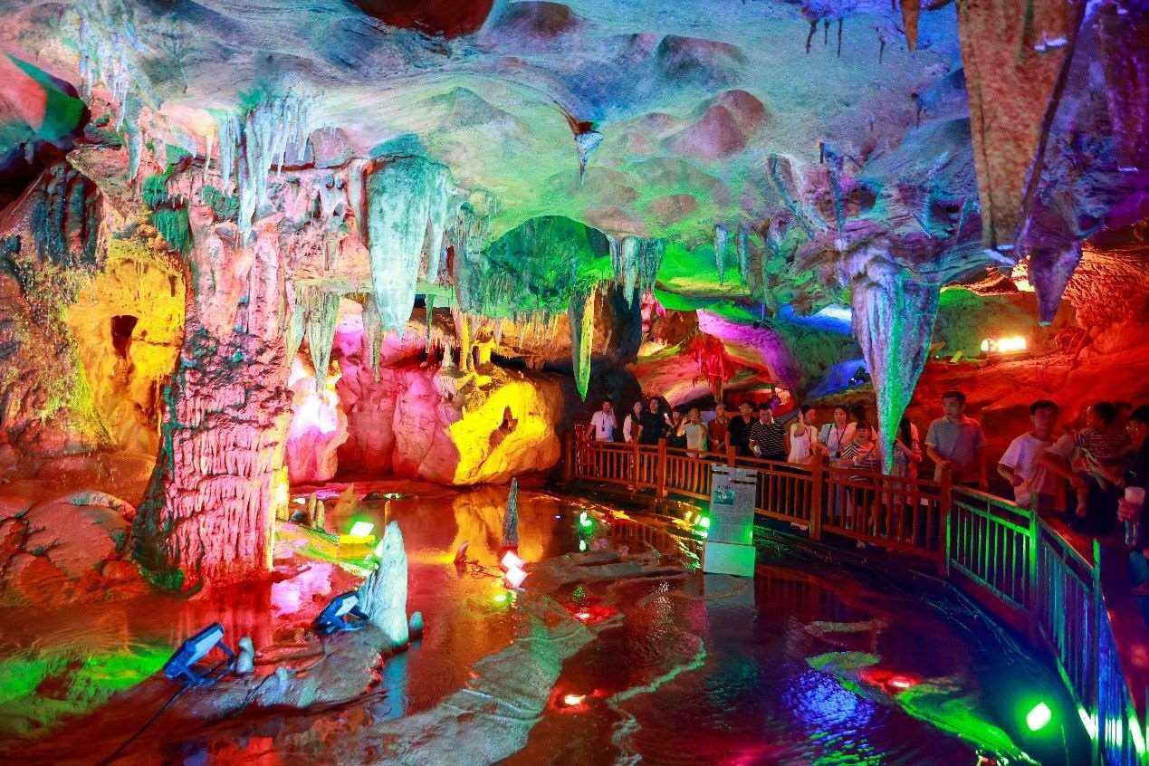 國慶假期期間，江西萬年神農(nóng)宮景區(qū)游人如織。受訪者供圖