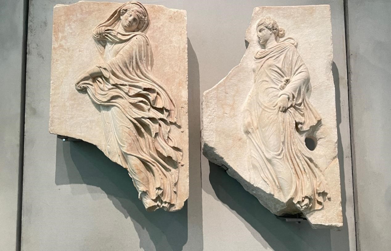 出自酒神劇場的浮雕，刻畫了舞者的形象。人民網(wǎng)記者 郭冠華攝