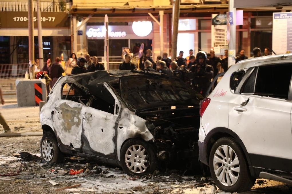 這是10月7日在以色列特拉維夫拍攝的遭火箭彈破壞的車輛。新華社發(fā)