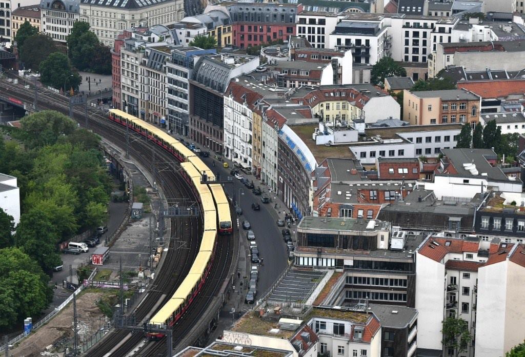 5月23日，列車在德國(guó)柏林市區(qū)行駛。新華社記者任鵬飛攝