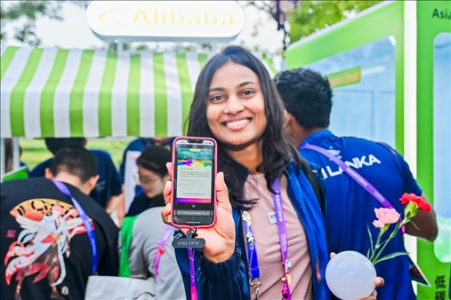 亞運(yùn)村運(yùn)動(dòng)員正在展示個(gè)人的低碳賬戶(hù)。 受訪(fǎng)者供圖