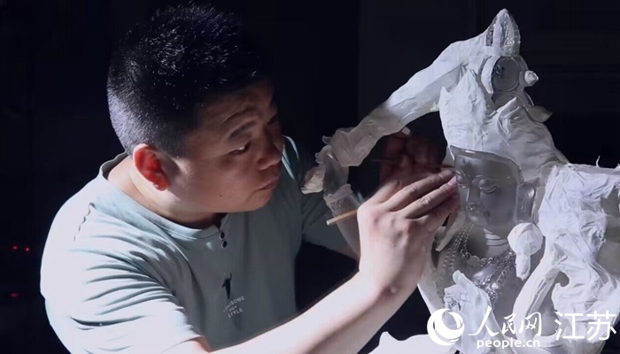 正在精雕細琢的東海水晶。 人民網(wǎng) 范堯攝