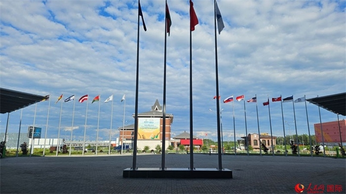 中白工業(yè)園內，多國國旗飄揚。園區(qū)已有來自16個國家和地區(qū)的企業(yè)入駐。人民網記者 朱虹攝