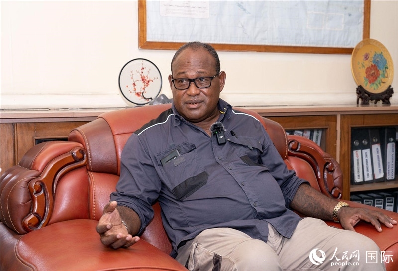 2023年9月13日，所羅門群島副總理兼基礎(chǔ)設(shè)施和發(fā)展部長(zhǎng)梅納西·梅蘭加在首都霍尼亞拉接受人民網(wǎng)記者專訪。人民網(wǎng) 賀吉攝