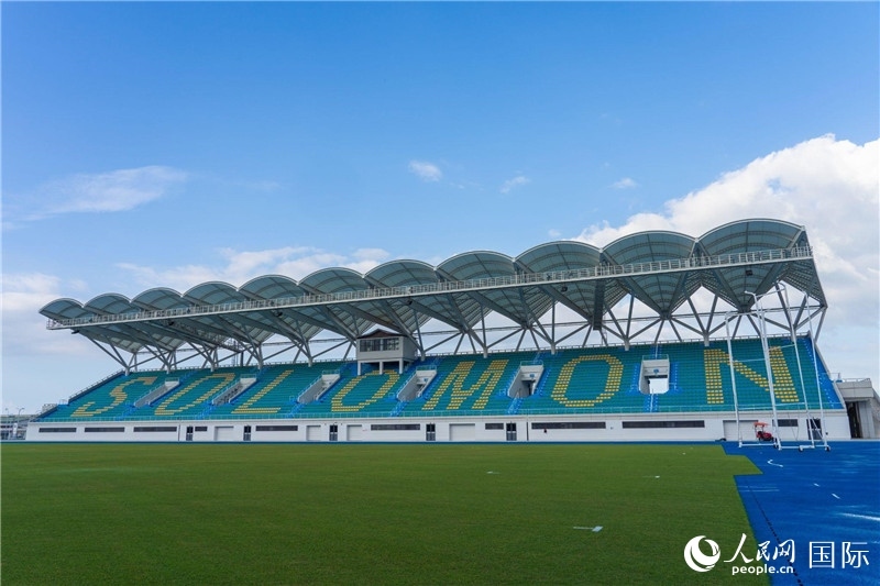 2023年9月12日，位于所羅門群島首都霍尼亞拉的由中土公司承建的中國(guó)援所羅門群島2023年太平洋運(yùn)動(dòng)會(huì)體育場(chǎng)館。人民網(wǎng) 賀吉攝