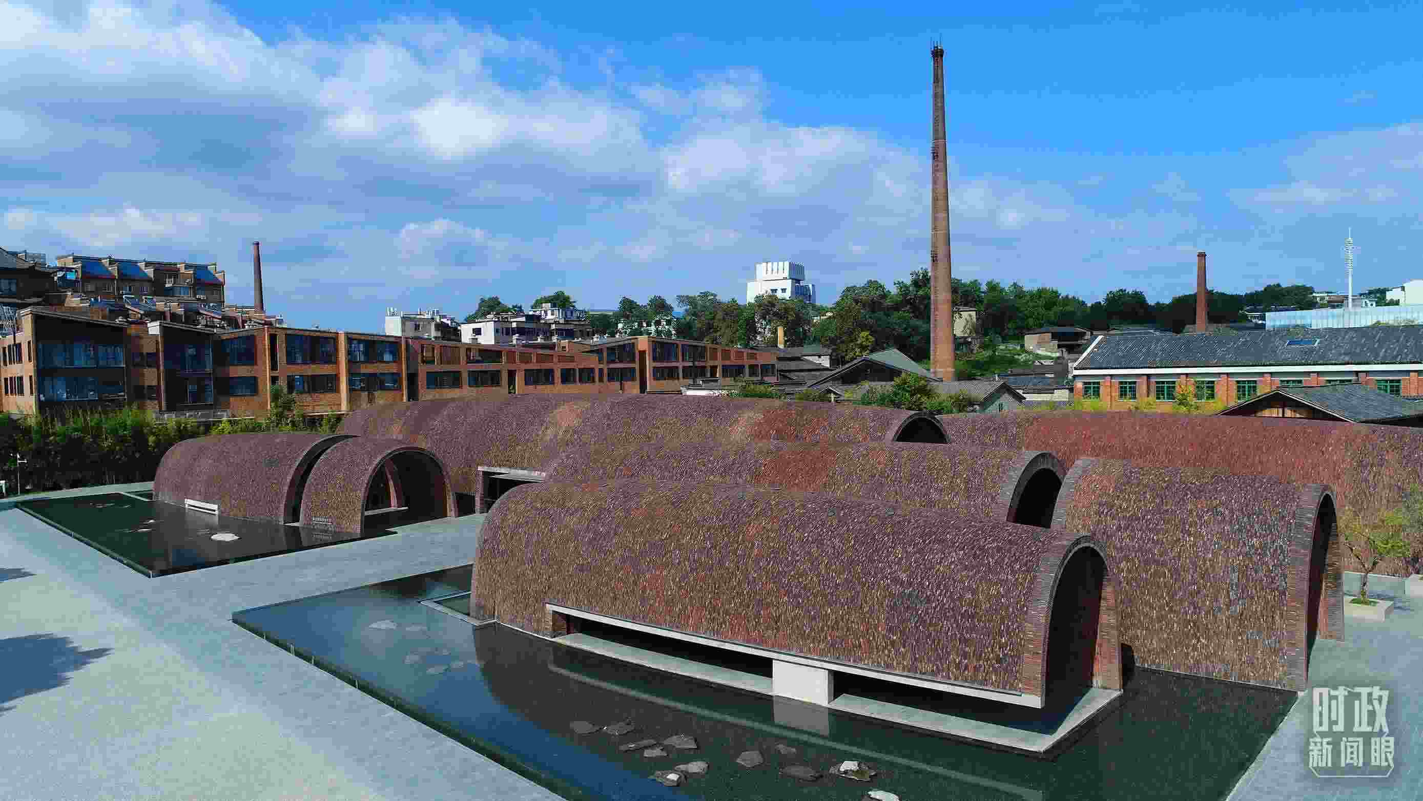 △街區(qū)內的博物館，借鑒了景德鎮(zhèn)清代獨創(chuàng)的蛋形柴窯構造特點。（總臺央視記者范凱拍攝）